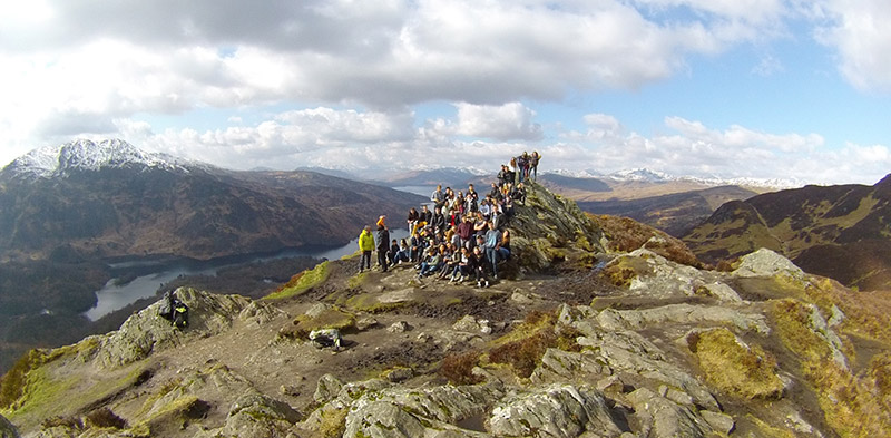 large group of people on top of Ben Aan/>
							<p class=